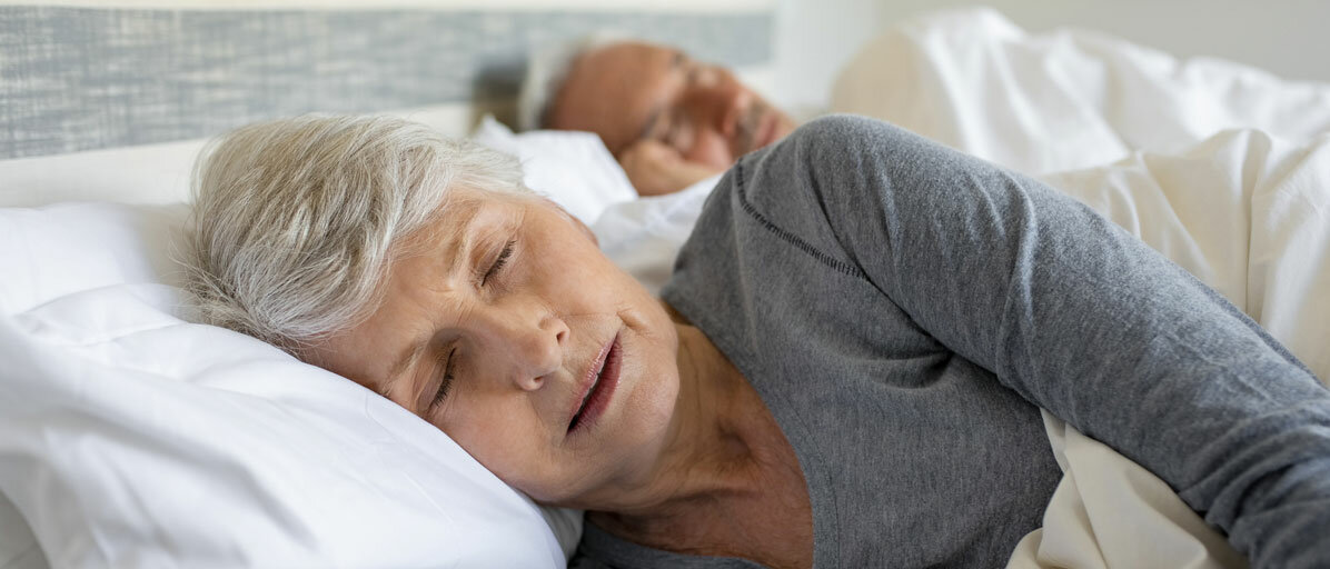 älteres Ehepaar schläft im Bett