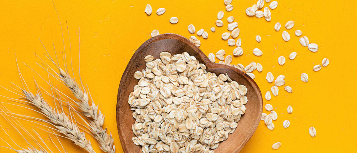 Haferflocken in einer herzförmigen Schüssel