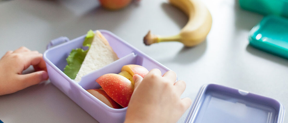 Darmgesundheit von Kindern mit ADHS Schulkinder essen gesundes Essen aus Lunchpaketen