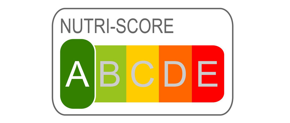 Das Nutri-Score Logo ist rechteckig mit gerundeten Ecken, oben links seht NUTRI-SCORE, darunter sind fünf Farbfelder: A auf dunkelgrün, B auf hellgrün, C auf gelb, D auf orange und E auf rot. Hier ist das A auf dunkelgrün vergrößert dargestellt.