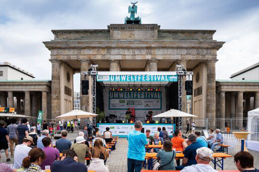 Bühne vor dem Brandenburger Tor in Berlin 