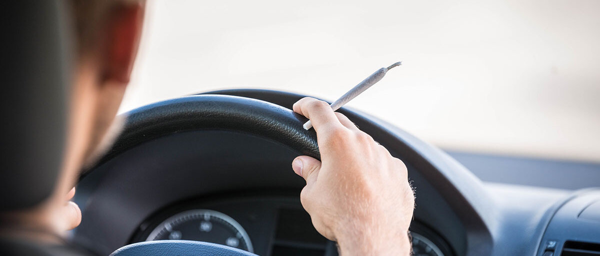 Mann mit Joint am Steuer
