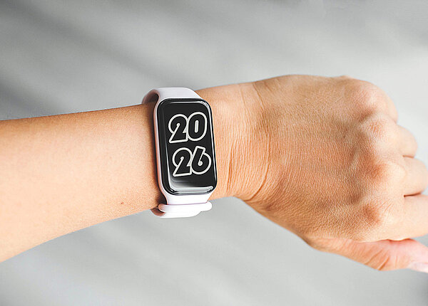 Fitnesstracker am Handgelenk, auf dem 2026 steht