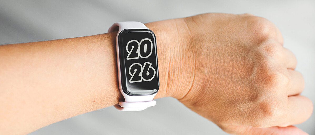 Fitnesstracker am Handgelenk, auf dem 2026 steht