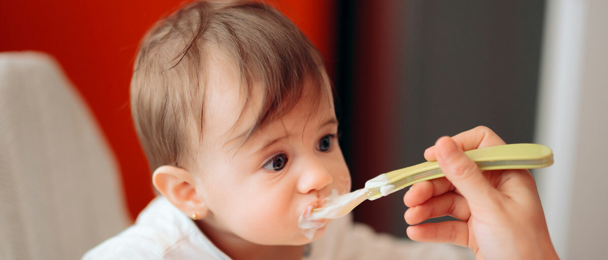 Waschtipps Eltern Baby isst Brei