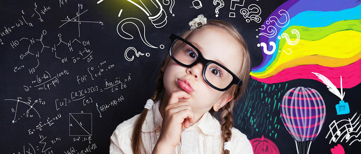 Hochbegabung bei Kindern erkennen, Überschneidungen mit ADHS Ein kleines Mädchen mit großer Brille vor einer Tafel. Das Mädchen schaut grübeln, auf der Tafel sind mathematische Formeln, eine Glühbirne, Fragezeichen, ein Regenbogen, Musik, Blumen, ein Fahrrad und ein Nachthimmel aufgemalt.