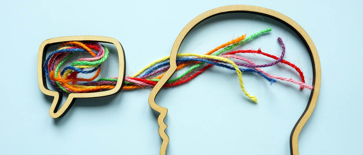 Psychoedukation ist gut fĂŒr die psychische Gesundheit, aber was sind Warnsignale, dass das BeschĂ€ftigen damit und Selbstdiagnosen zu viel werden? Sprechblase, aus der bunten FĂ€den in einen Kopf flieĂen