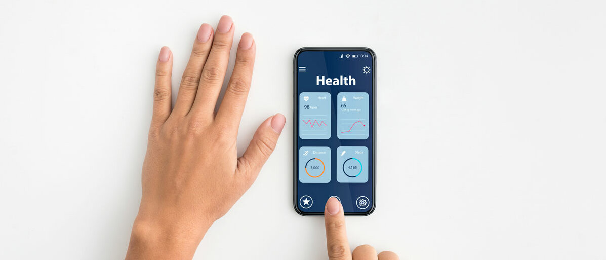 Frau tippt auf Handy mit Gesundheits App