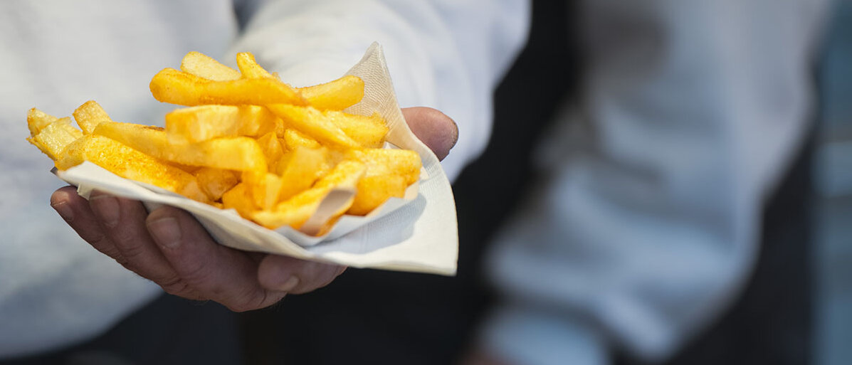 Mann mit Portion Pommes