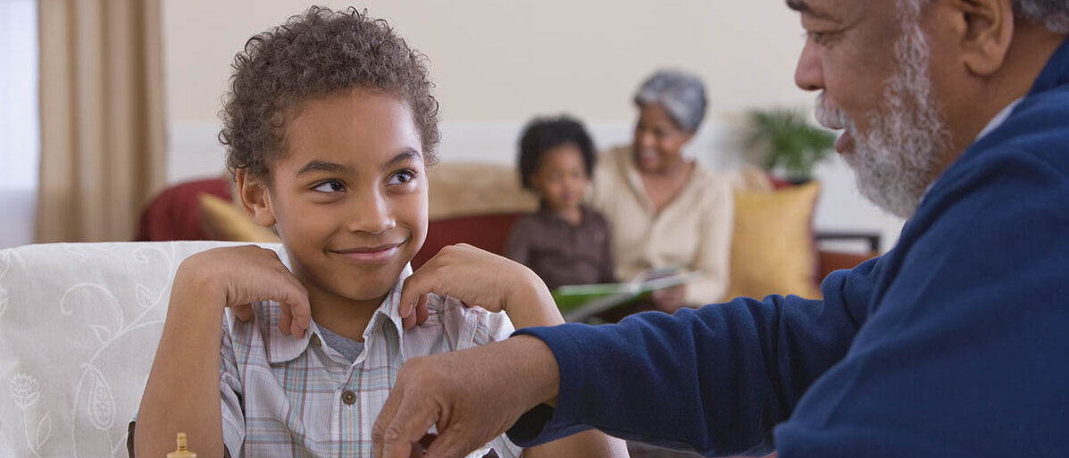 Gehirnentwicklung in fünf Phasen: So funktioniert die Entwicklung vom Gehirn Opa und Enkel spielen Schach.