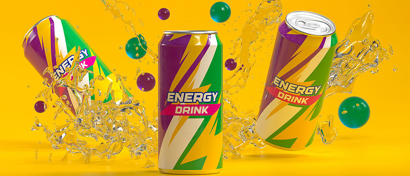 Drei bunte Energiedosen auf gelbem Hintergrund. Wasser, das hochspritzt