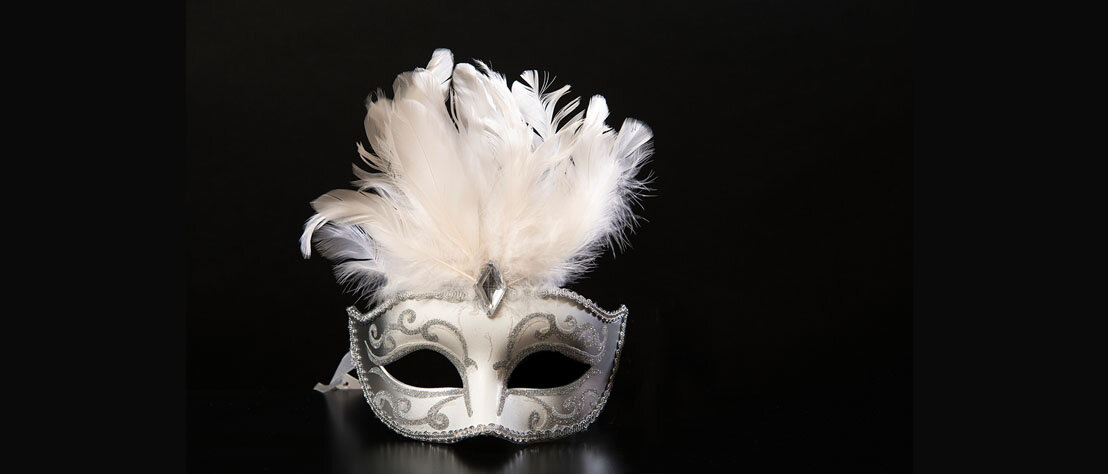 Eine weiße Maske im Stil des Karnevals in Venedig.