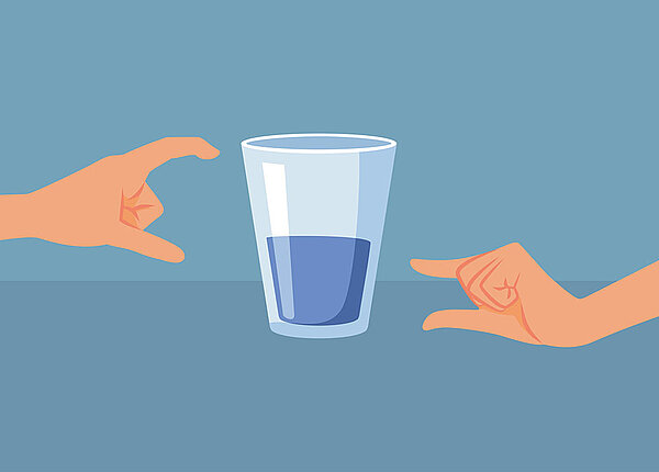 Comic-Illustration. Hände deuten an halb vollem Wasserglas auf Füllstand