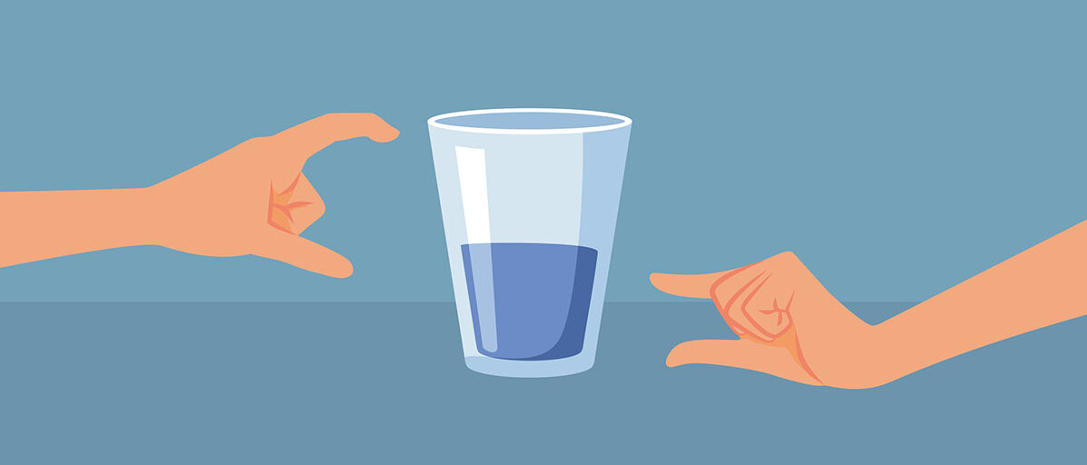 Comic-Illustration. Hände deuten an halb vollem Wasserglas auf Füllstand