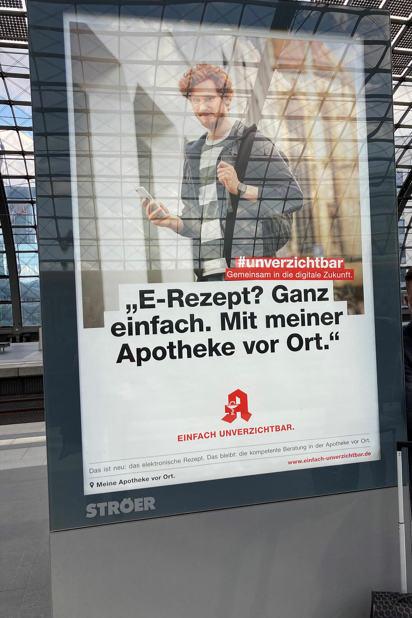 Ein Plakat mit dem Claim "E-Rezept? Ganz einfach. Mit meiner Apotheke vor Ort."