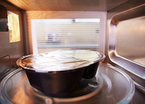 Eingeschweißtes Fertiggericht in der Mikrowelle