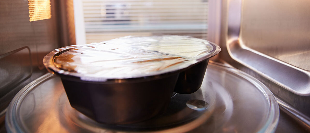 Gesund kochen Eingeschweißtes Fertiggericht in der Mikrowelle