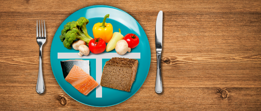 50-25-25-Regel Teller mit Gemüse, Lachs und Vollkornbrot in einem 50-25-25-Verhältnis