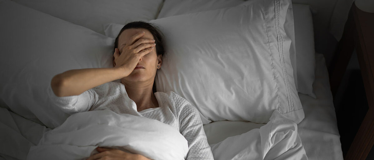 Frau im Bett, die offensichtlich nicht schlafen kann