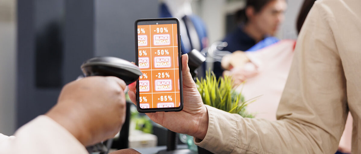 App-Rabatte Coupon-Marken auf einem Smartphone werden an der Kasse abgescannt