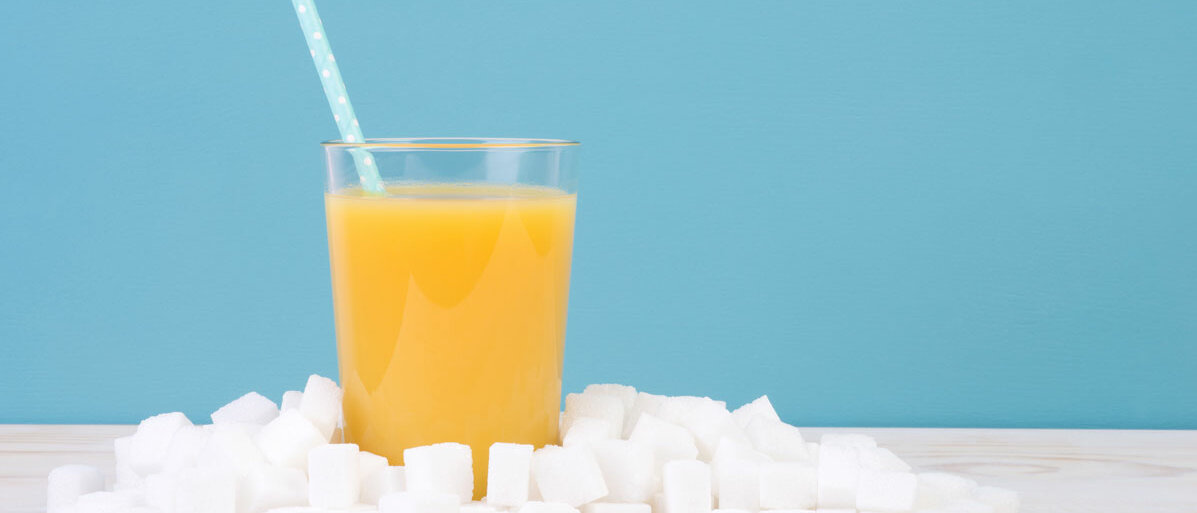Orangensaft und Zuckerwürfel