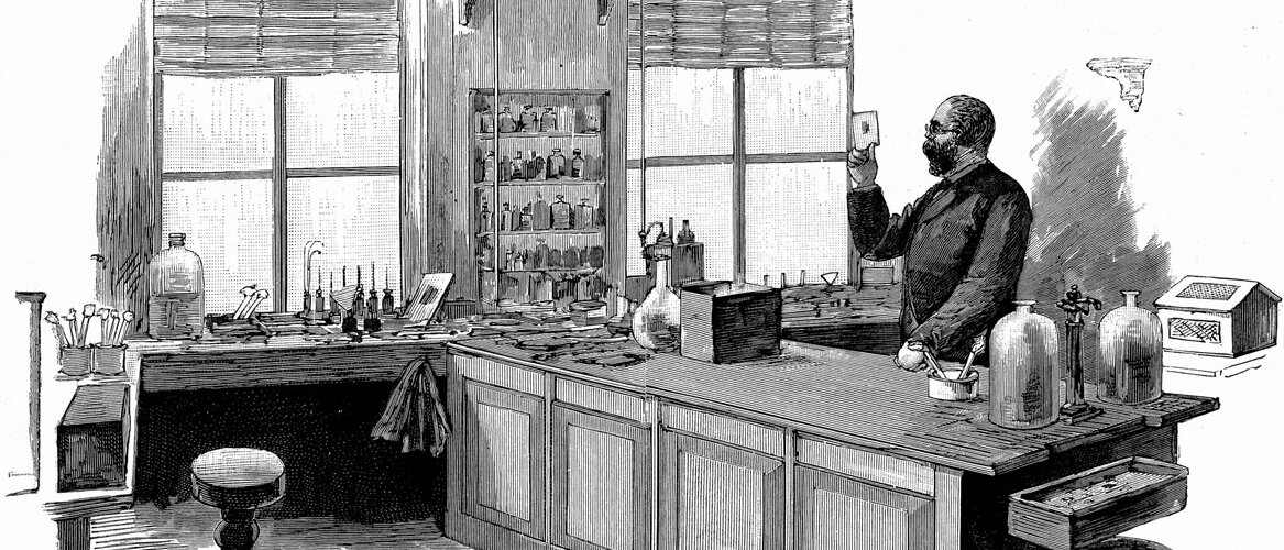 Eine schwarz-weiße Illustration zeigt Robert Koch beim Forschen in seinem Labor.