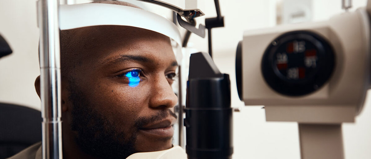 Augen-Check Afrodeutscher Mann beim Augen-Check