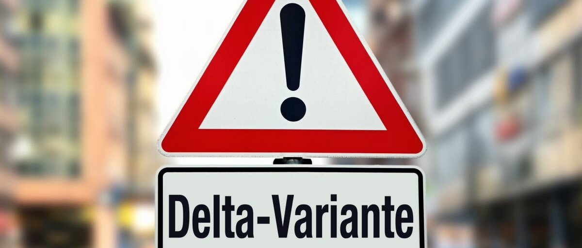 Ein Warnschild mit Ausrufezeichen und dem Wort "Delta-Variante"