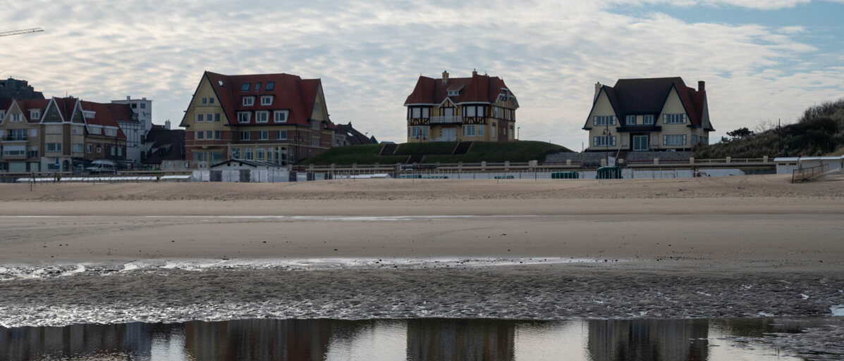 Am Strand von De Haan stehen Häuser aus dem 20. Jahrhundert in ganz eigenem Stil.