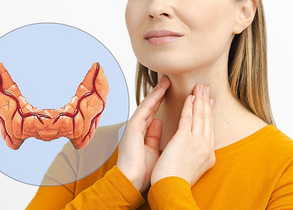 Jodmangel und Schilddrüse verstehen Frau berührt sich selbst den Hals, um die Schilddrüse zu überprüfen. Links nebendran ist eine Schilddrüse in einem Kreis abgebildet