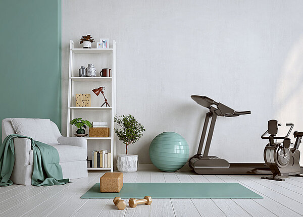 Verschiedene Fitnessgeräte im Wohnzimmer
