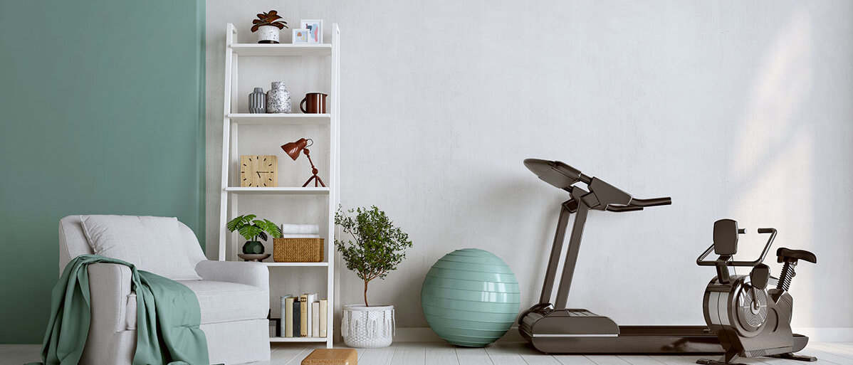 Verschiedene Fitnessgeräte im Wohnzimmer