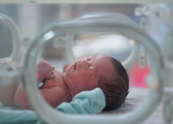 Probleme von Frühchen Neugeborenes Baby in Krankenhausbett