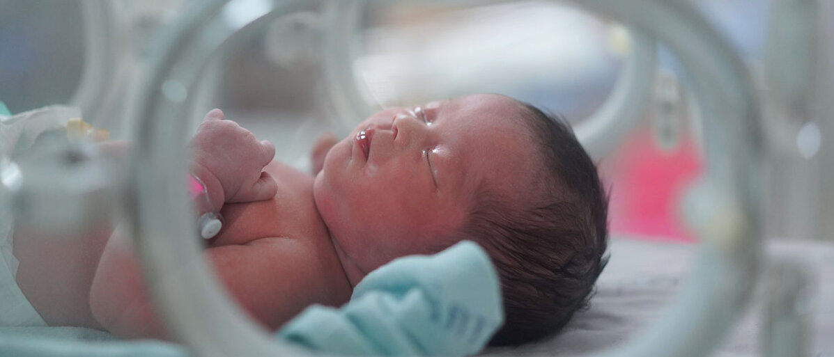 Probleme von Frühchen Neugeborenes Baby in Krankenhausbett