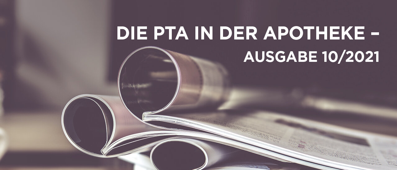 Aufgeschlagene Zeitschriften und der Schriftzug "DIE PTA IN DER APOTHEKE - Ausgabe 10/2021"