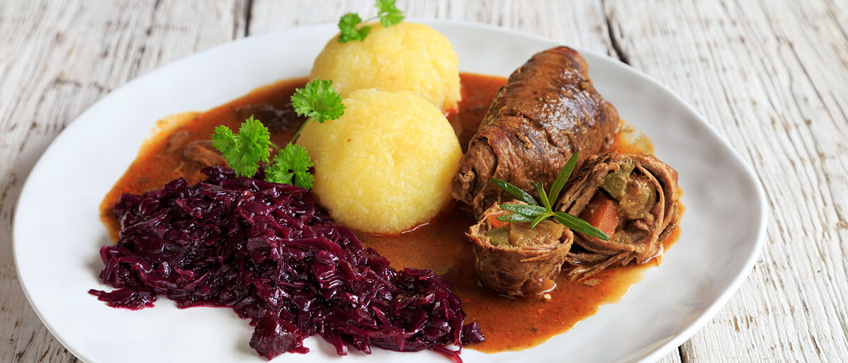 Ernährungsstile in Deutschland verändern sich. Teller mit Roulade, zwei Kloeßen und Rotkraut.