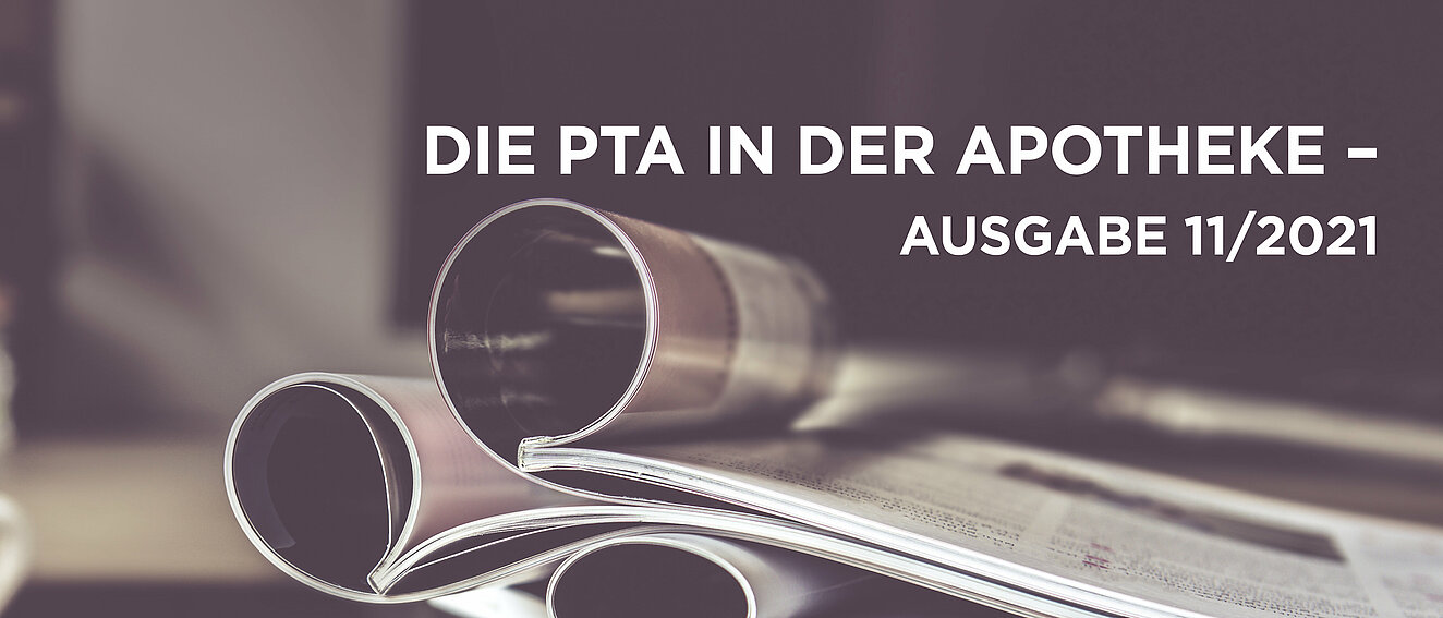 Aufgeschlagene Zeitschriften und der Schriftzug "DIE PTA IN DER APOTHEKE - Ausgabe 11/2021"