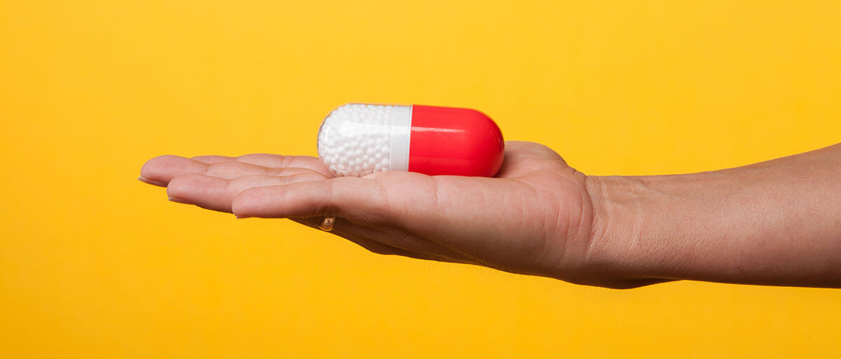 Frau hält übergroße Tablette in der Hand 