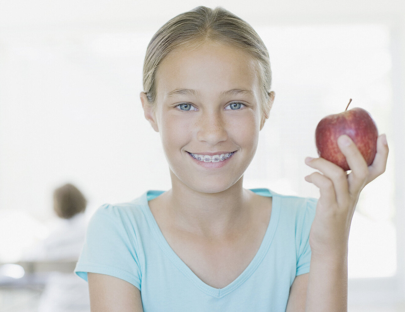 "Kräftig zubeißen" – Mädchen mit Apfel "Kräftig zubeißen" – Mädchen mit Apfel