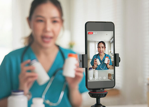 Gesundheitsinfluencer*innen erkennen Gesundheitsinfluencerin nimmt Video mit Smartphone auf