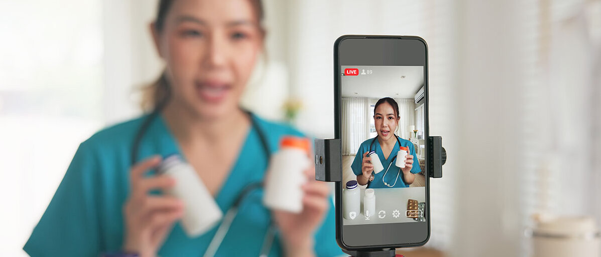 Gesundheitsinfluencer*innen erkennen Gesundheitsinfluencerin nimmt Video mit Smartphone auf