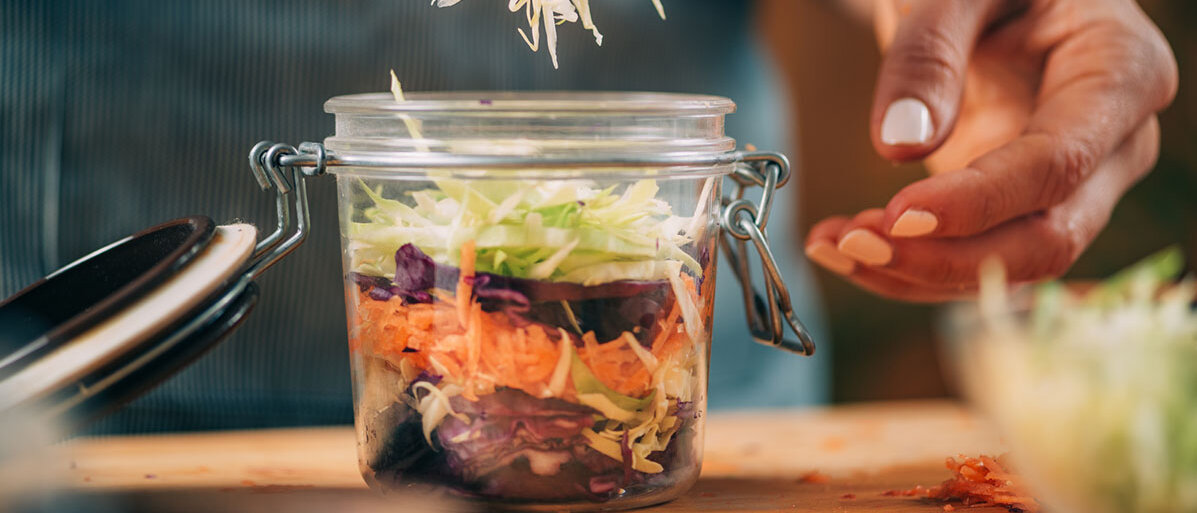 Gemüse wird in ein Einmachglas gefüllt
