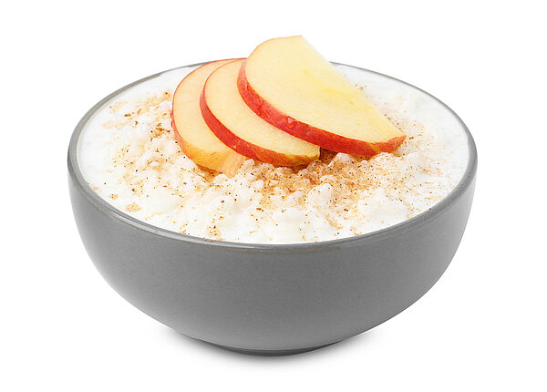 Schüssel mit Milchreis und Äpfeln