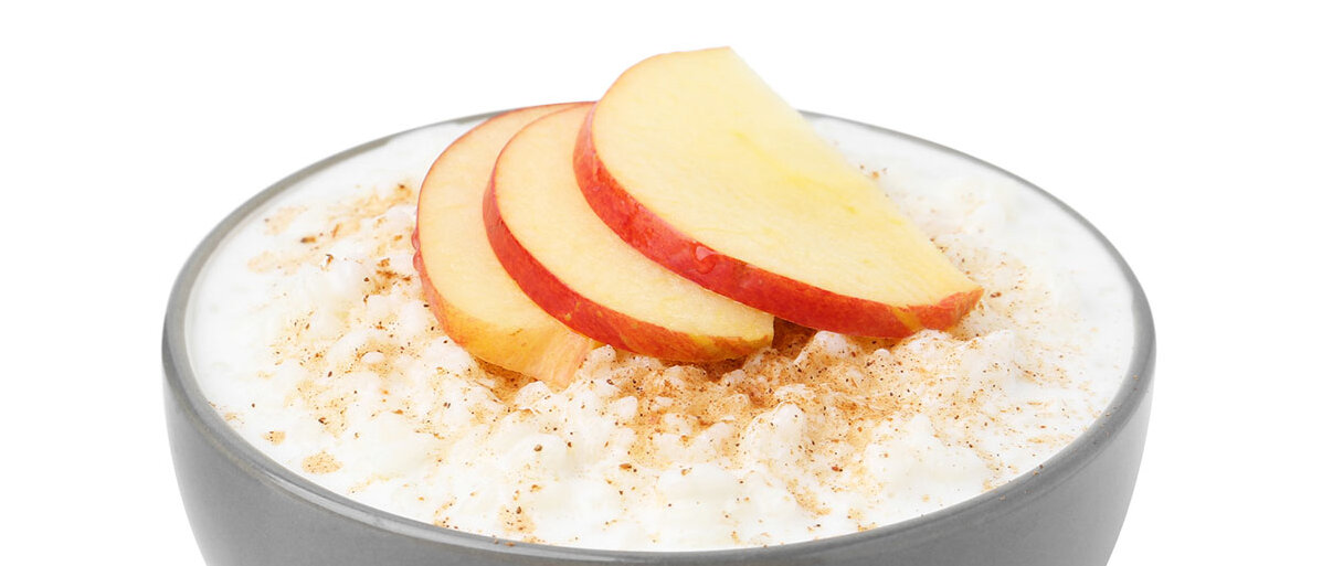 Schüssel mit Milchreis und Äpfeln