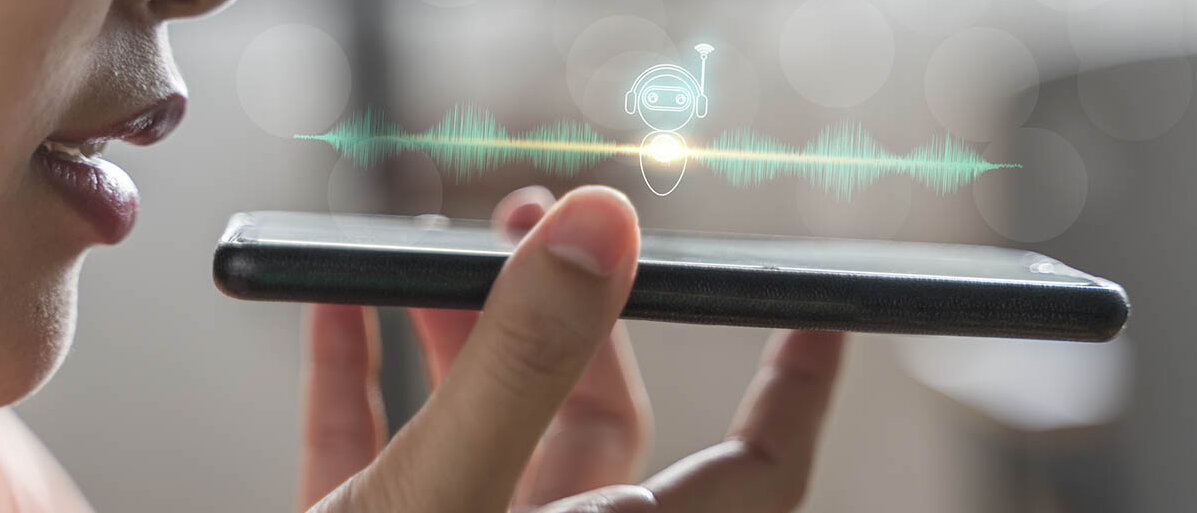 Nahaufnahme: Frau spricht in Handy. Ein Overlay mit Audiowellen und Bot-Icon. 
