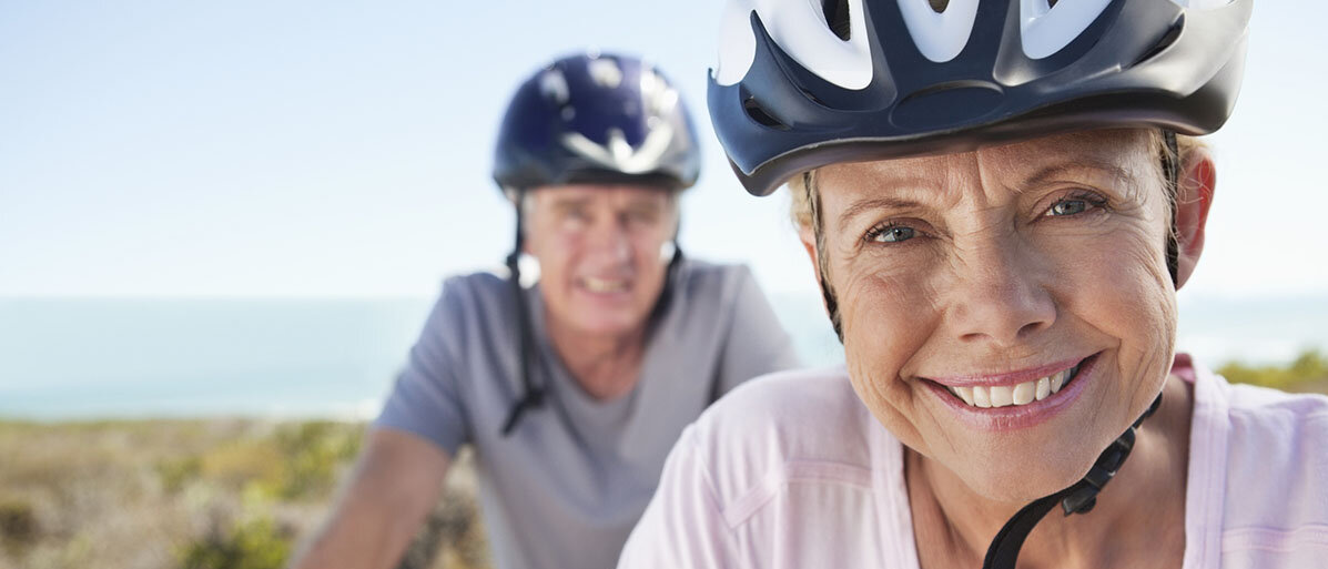 Älteres Ehepaar fährt Fahrrad