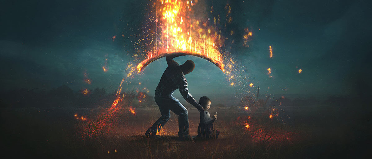 Eine Illustration von einem Mädchen, das in einem Feld sitzt und mit einer Blume spielt. Von oben prasselt Feuer auf sie herab. Ein Mann beugt sich über sie und wehrt das Feuer mit einem Schutzschild ab.