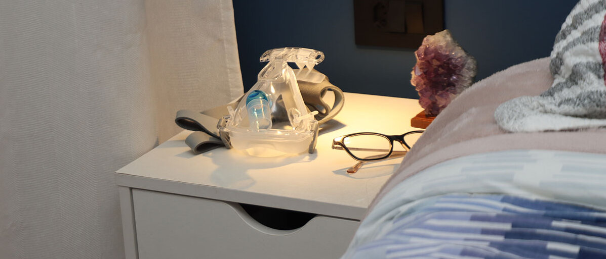 CPAP-Maske CPAP-Maske auf Nachttisch neben Bett