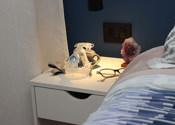 CPAP-Maske CPAP-Maske auf Nachttisch neben Bett