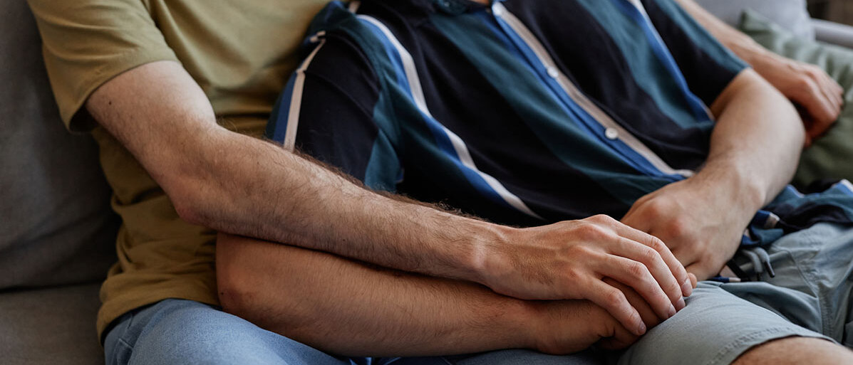 Sich liebendes schwules Paar auf einer Couch